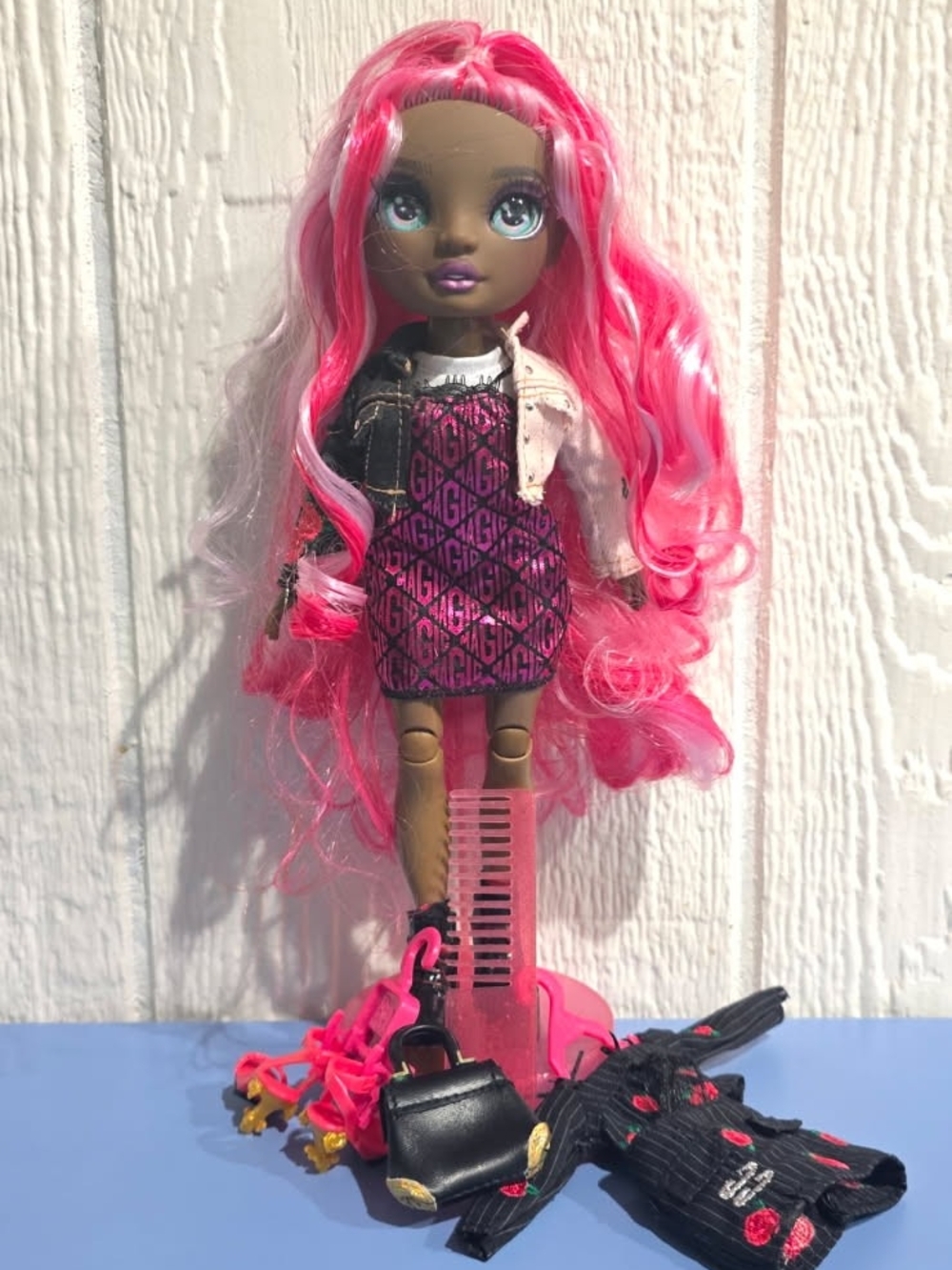 Rainbow High Series 3 Daria Roselyn fashion doll